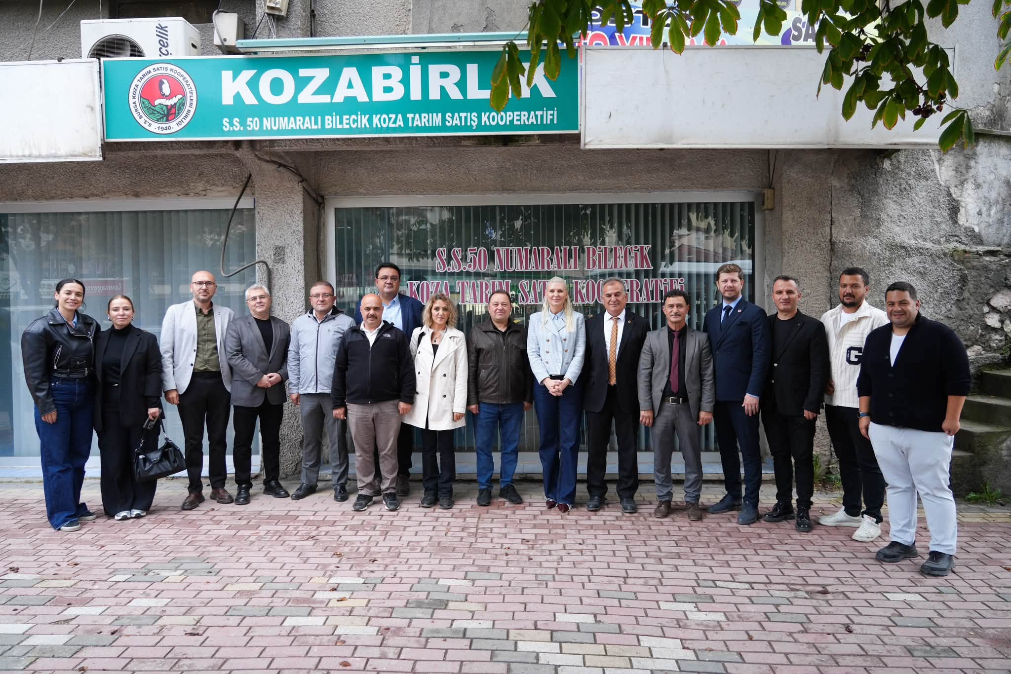 Başkan Subaşı ve Beraberindekiler Tarihi Koza Fabrikasında İncelemelerde Bulundu
